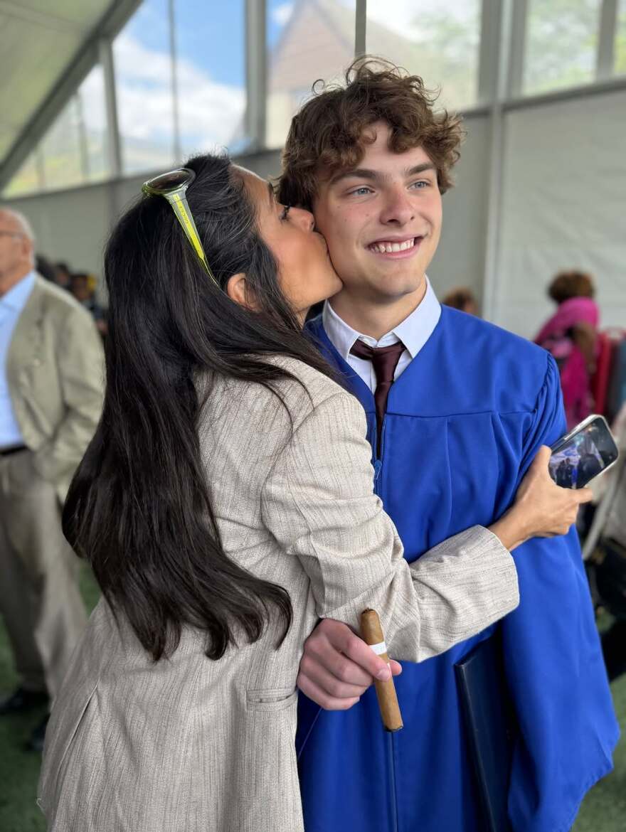 Αυτός ο νεαρός έχει μαμάδες τη Λίντα Εβαντζελίστα και τη Σάλμα Χάγιεκ: Η συγκίνηση και τα κλάματα στην αποφοίτηση