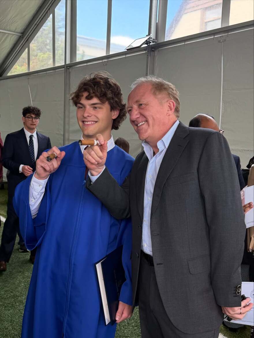 Αυτός ο νεαρός έχει μαμάδες τη Λίντα Εβαντζελίστα και τη Σάλμα Χάγιεκ: Η συγκίνηση και τα κλάματα στην αποφοίτηση