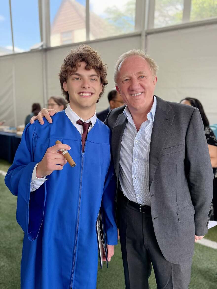 Αυτός ο νεαρός έχει μαμάδες τη Λίντα Εβαντζελίστα και τη Σάλμα Χάγιεκ: Η συγκίνηση και τα κλάματα στην αποφοίτηση