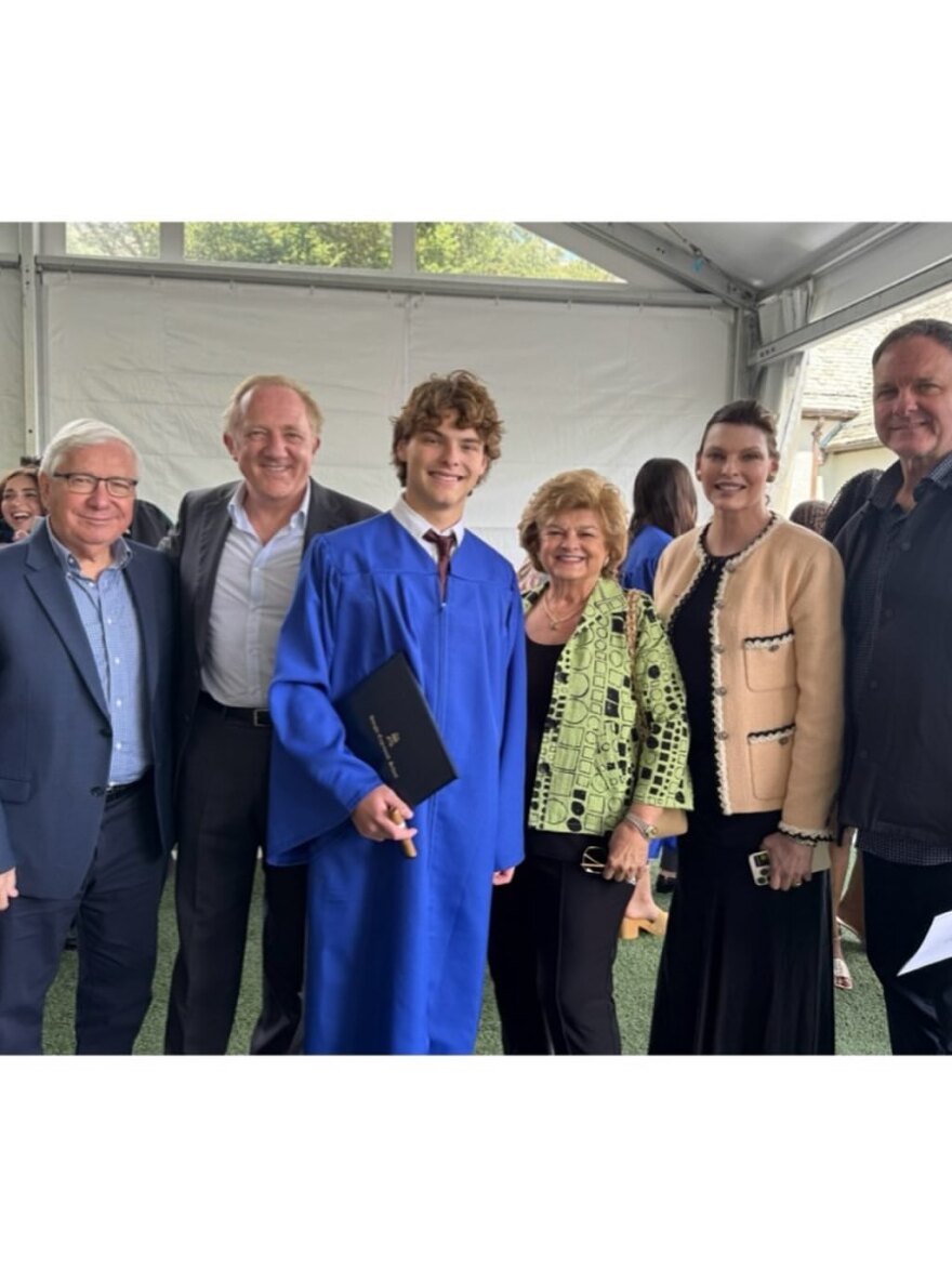 Αυτός ο νεαρός έχει μαμάδες τη Λίντα Εβαντζελίστα και τη Σάλμα Χάγιεκ: Η συγκίνηση και τα κλάματα στην αποφοίτηση