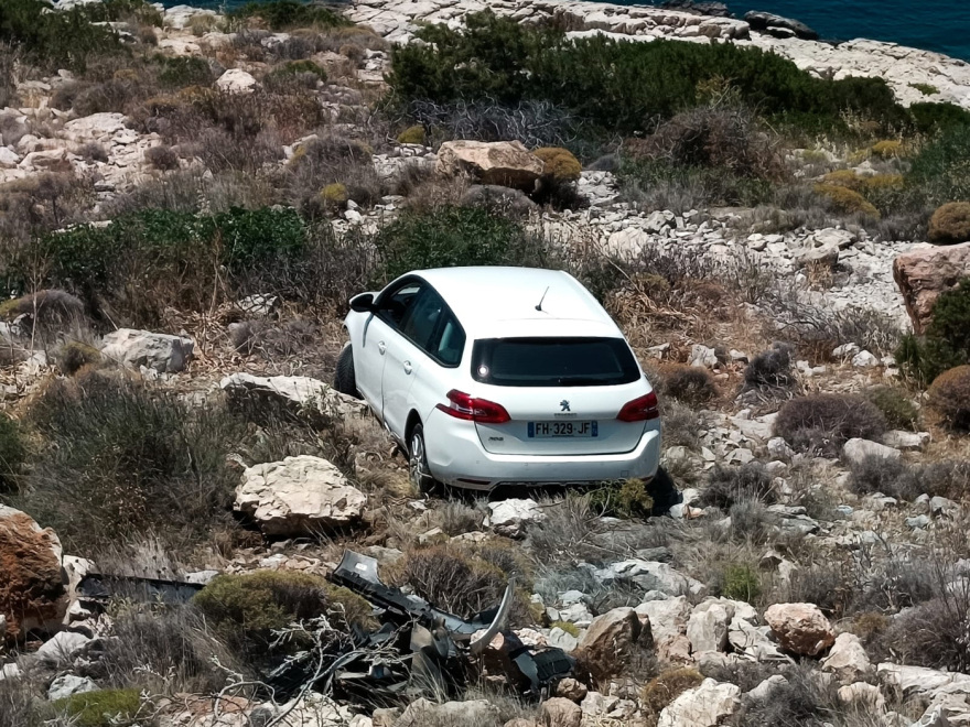Αυτοκίνητο έπεσε στον γκρεμό στα Λιμανάκια Βουλιαγμένης