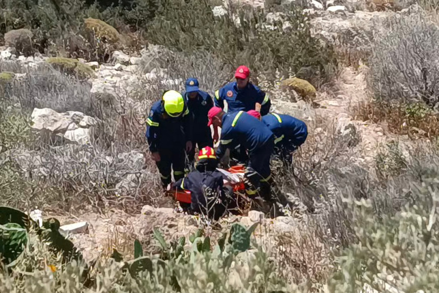 Αυτοκίνητο έπεσε στον γκρεμό στα Λιμανάκια Βουλιαγμένης - Απεγκλωβίστηκαν δύο άτομα, δείτε φωτογραφίες
