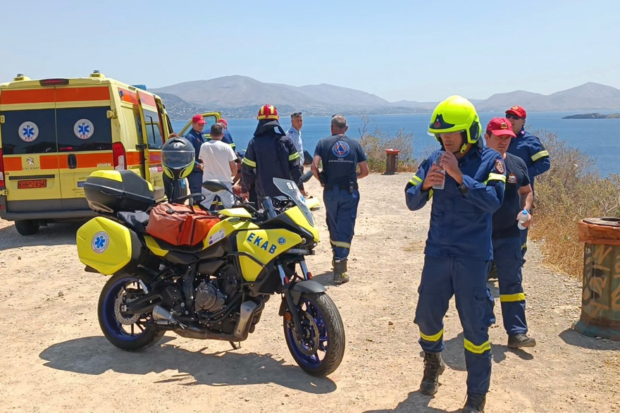 Αυτοκίνητο έπεσε στον γκρεμό στα Λιμανάκια Βουλιαγμένης - Απεγκλωβίστηκαν δύο άτομα, δείτε φωτογραφίες