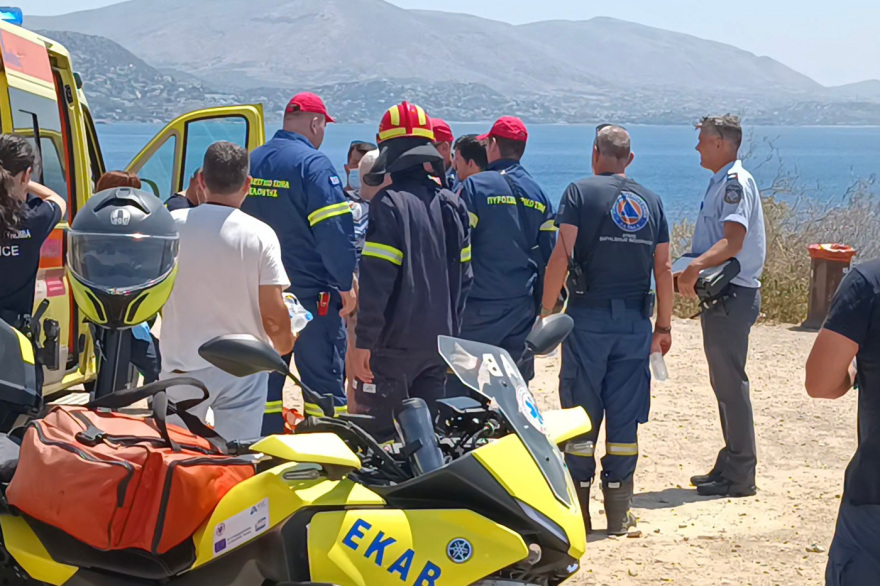 Αυτοκίνητο έπεσε στον γκρεμό στα Λιμανάκια Βουλιαγμένης - Απεγκλωβίστηκαν δύο άτομα, δείτε φωτογραφίες