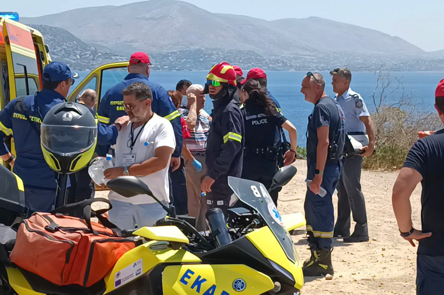 Αυτοκίνητο έπεσε στον γκρεμό στα Λιμανάκια Βουλιαγμένης - Απεγκλωβίστηκαν δύο άτομα, δείτε φωτογραφίες