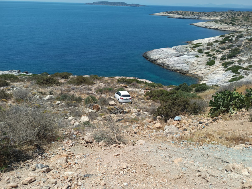 Αυτοκίνητο έπεσε στον γκρεμό στα Λιμανάκια Βουλιαγμένης - Απεγκλωβίστηκαν δύο άτομα, δείτε φωτογραφίες