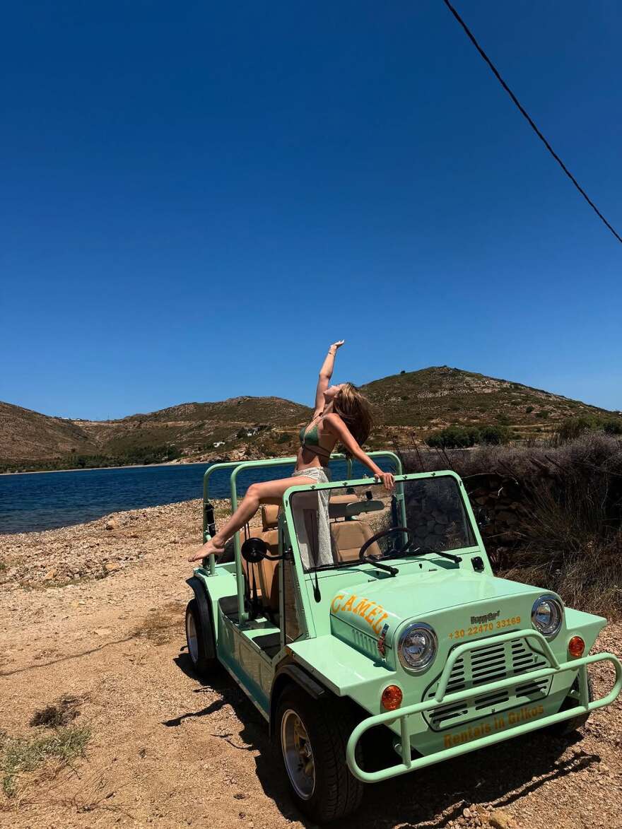 Η Τουρκάλα ηθοποιός Άφρα Σαρατσόγλου από το «Πουλί της Αγάπης» έκανε διακοπές στην Πάτμο 