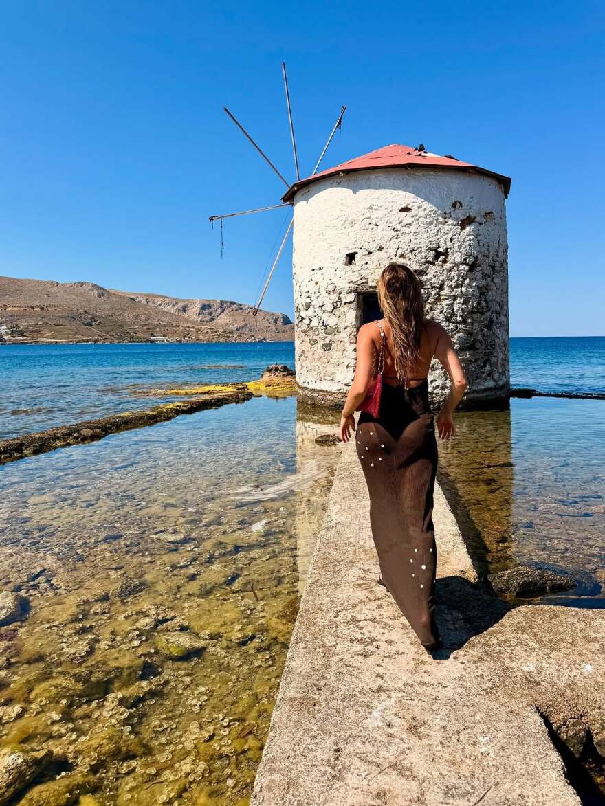 Η Τουρκάλα ηθοποιός Άφρα Σαρατσόγλου από το «Πουλί της Αγάπης» έκανε διακοπές στην Πάτμο 