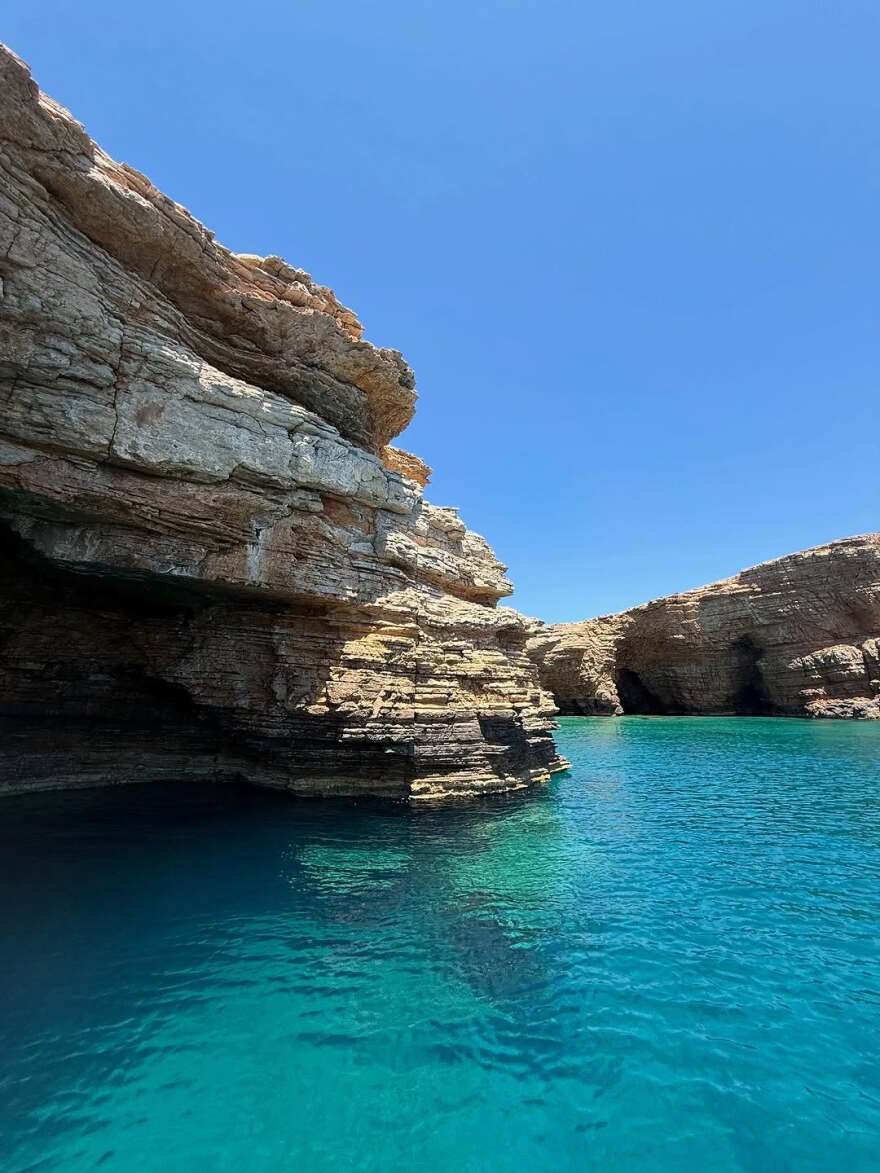 Η Τουρκάλα ηθοποιός Άφρα Σαρατσόγλου από το «Πουλί της Αγάπης» έκανε διακοπές στην Πάτμο
