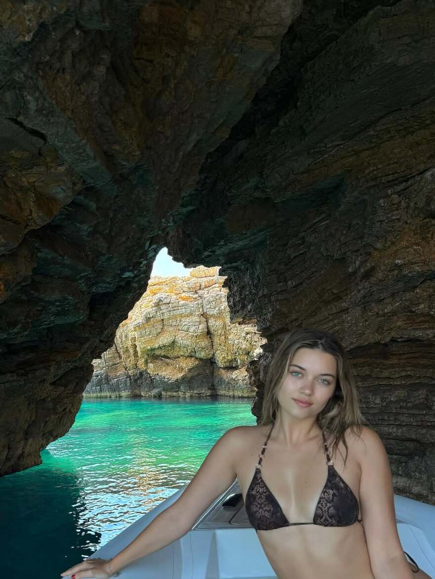 Η Τουρκάλα ηθοποιός Άφρα Σαρατσόγλου από το «Πουλί της Αγάπης» έκανε διακοπές στην Πάτμο 