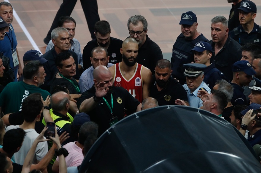 Φουρνιέ: Οι ποινές που κινδυνεύει να δεχτεί για τη χειρονομία στους φιλάθλους του Παναθηναϊκού