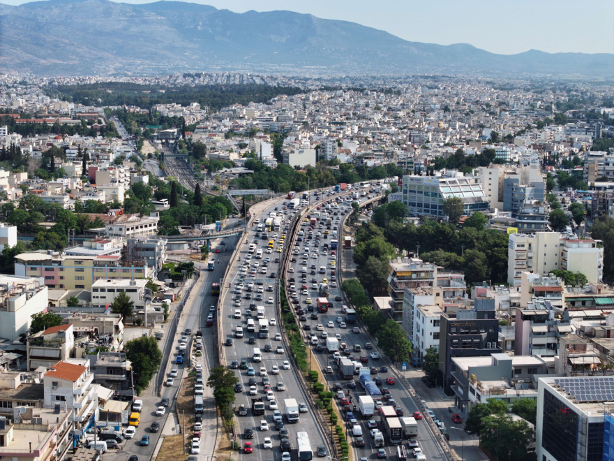 Κίνηση σε Αθηνών - Κορίνθου, Κηφισό, Αττική Οδό και Πειραιά, σε εξέλιξη η έξοδος του Αγίου Πνεύματος - Δείτε χάρτη