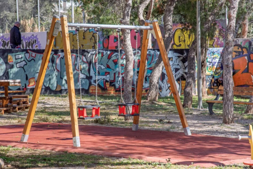 «Έγδυσαν» παιδική χαρά στη Νίκαια – Έκλεψαν ακόμα και τις αλυσίδες από τις κούνιες, δείτε φωτογραφίες