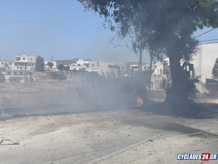 Φωτιά σε αυτοκίνητο που ήταν εν κινήσει στη Νάξο - Δείτε βίντεο
