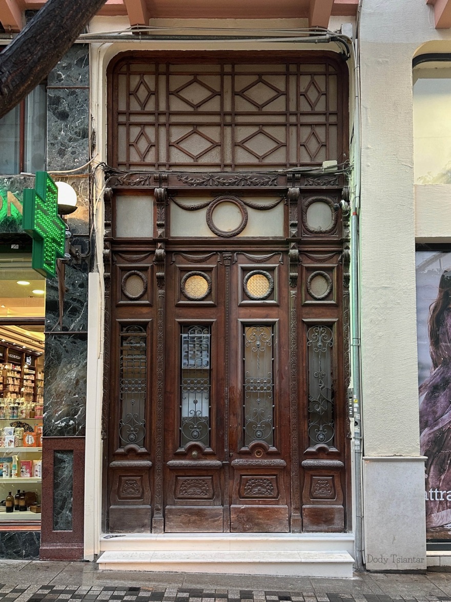 «Πόρτες της Θεσσαλονίκης»: Μια φωτογραφική διαδρομή στην ιστορία, την αύρα και την ατμόσφαιρα της «Νύμφης του Θερμαϊκού» από την Ελληνοαμερικανίδα δημοσιογράφο Ντόντι Τσιαντάρ
