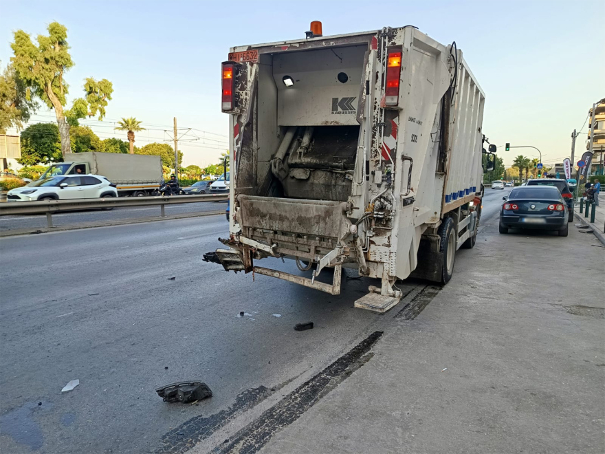 Τροχαίο στην Ποσειδώνος: Νεκρή δημοτική υπάλληλος - Ταξί πήγε να κάνει προσπέραση και καρφώθηκε σε απορριμματοφόρο