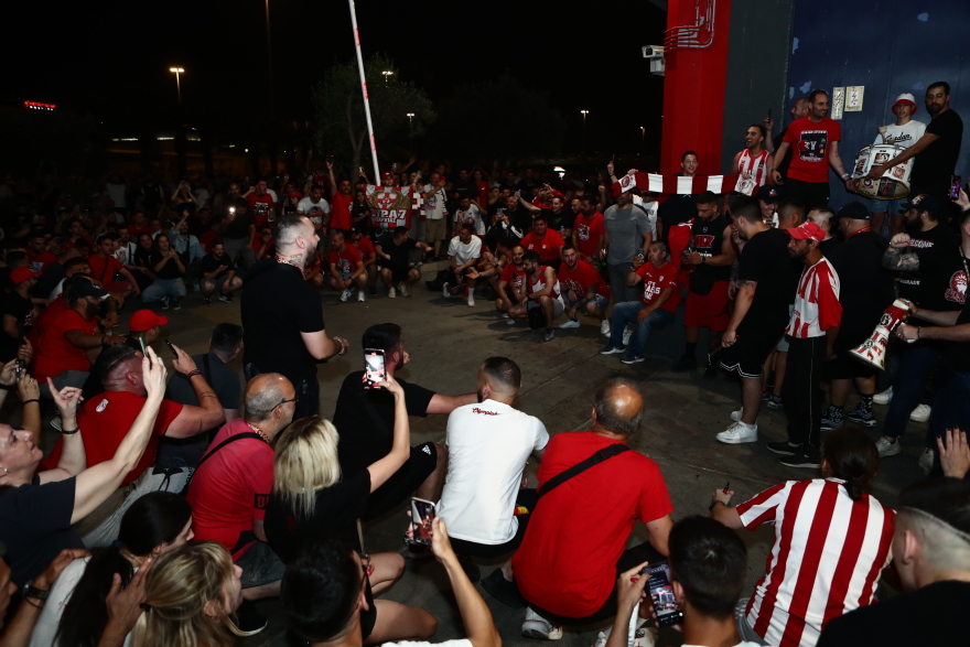 Ολυμπιακός: Εκατοντάδες οπαδοί υποδέχτηκαν την ομάδα στο ΣΕΦ μετά το διπλό στο ΟΑΚΑ - Αποθεώθηκαν οι Αγγελόπουλοι - Βίντεο, φωτογραφίες 