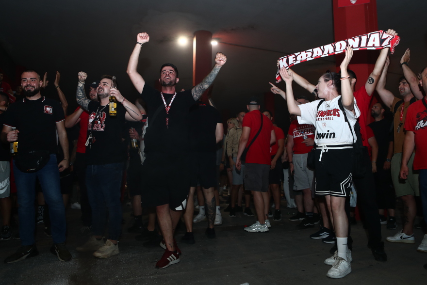 Ολυμπιακός: Εκατοντάδες οπαδοί υποδέχτηκαν την ομάδα στο ΣΕΦ μετά το διπλό στο ΟΑΚΑ - Αποθεώθηκαν οι Αγγελόπουλοι - Βίντεο, φωτογραφίες 