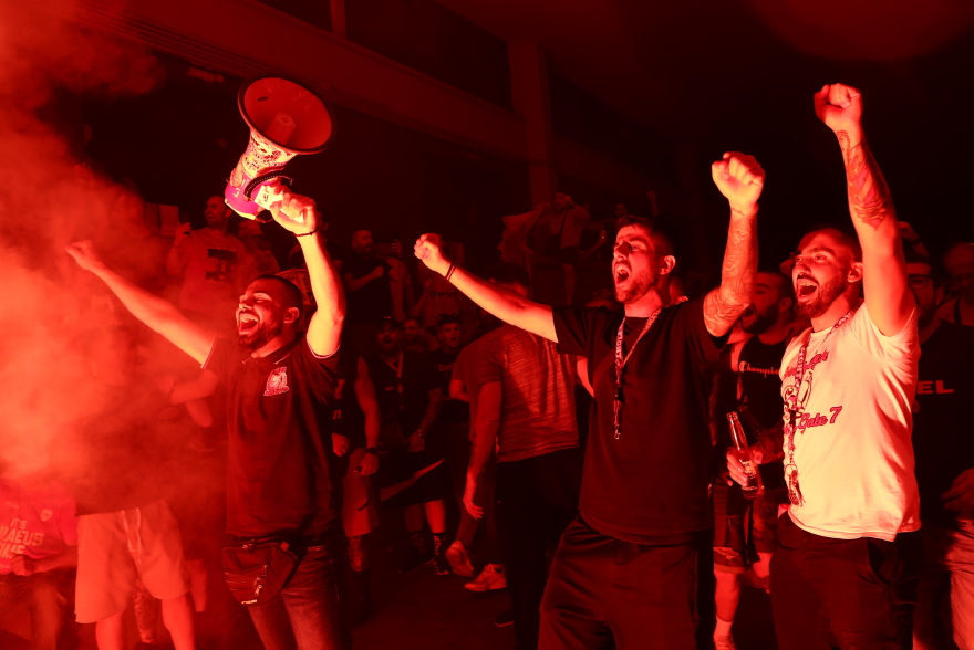 Ολυμπιακός: Εκατοντάδες οπαδοί υποδέχτηκαν την ομάδα στο ΣΕΦ μετά το διπλό στο ΟΑΚΑ - Αποθεώθηκαν οι Αγγελόπουλοι - Βίντεο, φωτογραφίες 