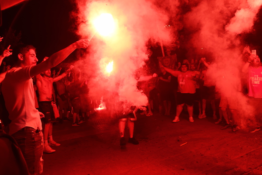Ολυμπιακός: Εκατοντάδες οπαδοί υποδέχτηκαν την ομάδα στο ΣΕΦ μετά το διπλό στο ΟΑΚΑ - Αποθεώθηκαν οι Αγγελόπουλοι - Βίντεο, φωτογραφίες 