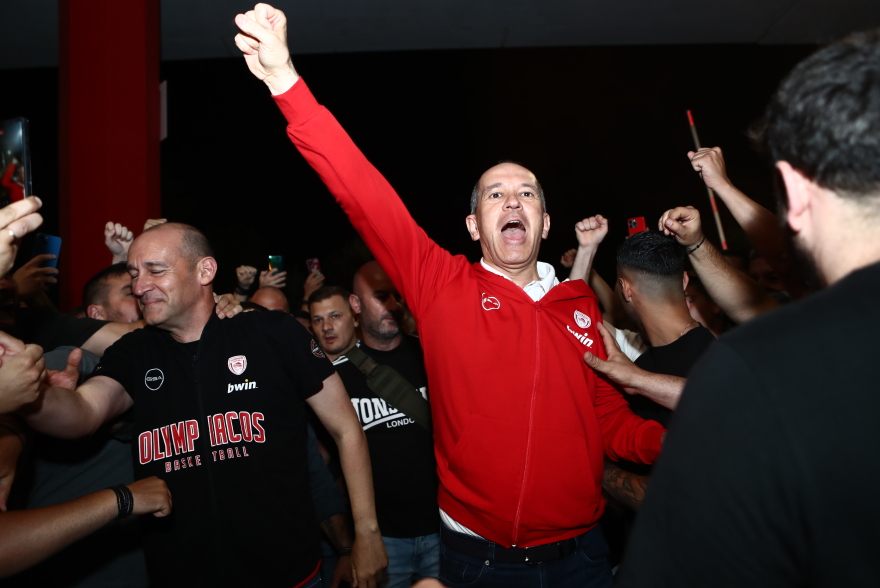 Ολυμπιακός: Εκατοντάδες οπαδοί υποδέχτηκαν την ομάδα στο ΣΕΦ μετά το διπλό στο ΟΑΚΑ - Αποθεώθηκαν οι Αγγελόπουλοι - Βίντεο, φωτογραφίες 