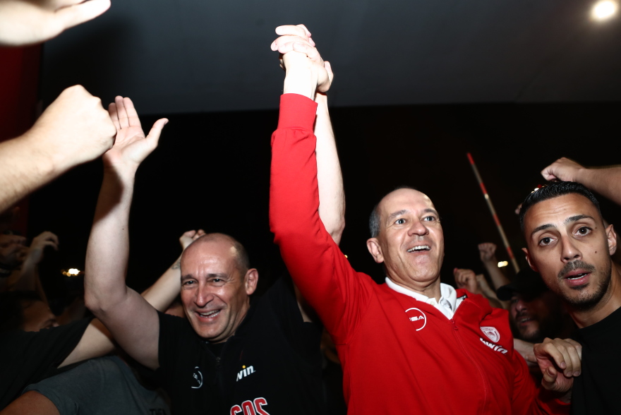 Ολυμπιακός: Εκατοντάδες οπαδοί υποδέχτηκαν την ομάδα στο ΣΕΦ μετά το διπλό στο ΟΑΚΑ - Αποθεώθηκαν οι Αγγελόπουλοι - Βίντεο, φωτογραφίες 