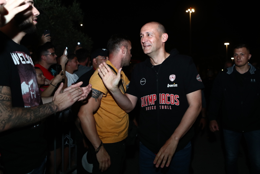 Ολυμπιακός: Εκατοντάδες οπαδοί υποδέχτηκαν την ομάδα στο ΣΕΦ μετά το διπλό στο ΟΑΚΑ - Αποθεώθηκαν οι Αγγελόπουλοι - Βίντεο, φωτογραφίες 