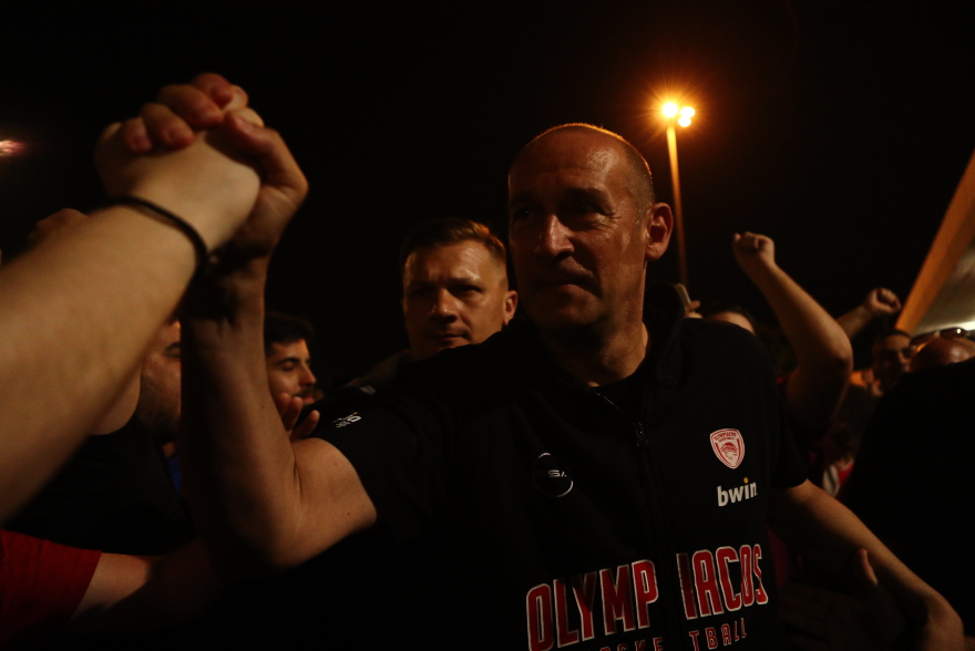 Ολυμπιακός: Εκατοντάδες οπαδοί υποδέχτηκαν την ομάδα στο ΣΕΦ μετά το διπλό στο ΟΑΚΑ - Αποθεώθηκαν οι Αγγελόπουλοι - Βίντεο, φωτογραφίες 