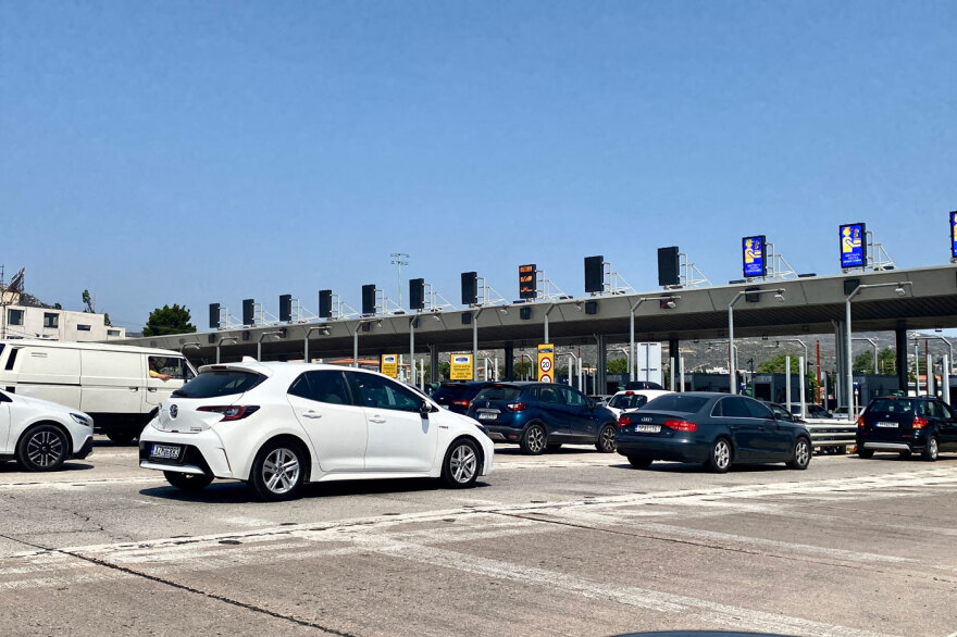 Αγίου Πνεύματος: Κίνηση σε Ελευσίνα και Μέγαρα, καθυστερήσεις έως  20΄ στην Αττική οδό - Έφυγαν 99.000 οχήματα