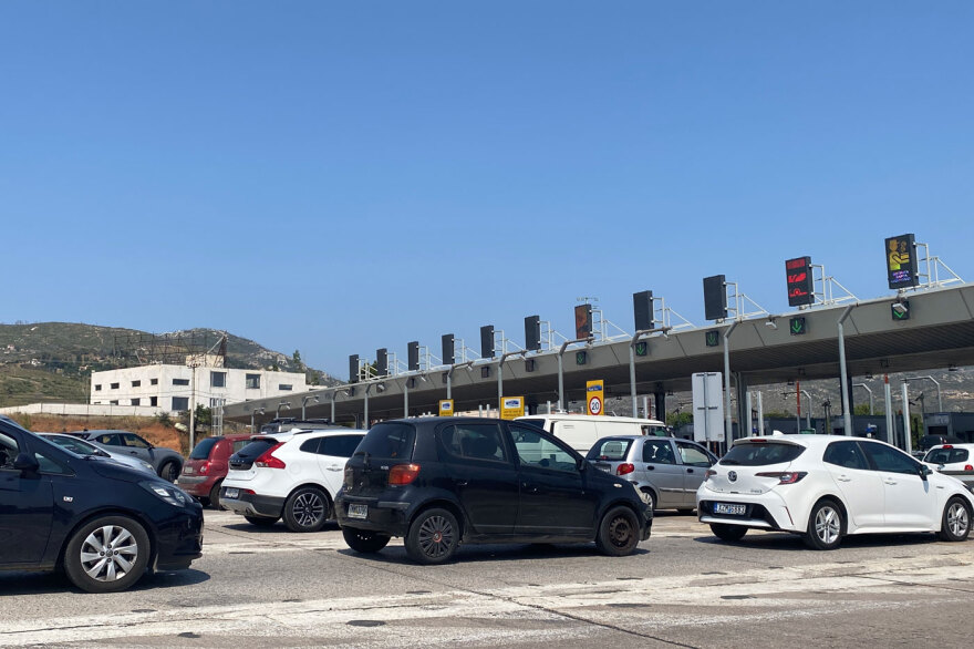 Αγίου Πνεύματος: Κίνηση σε Ελευσίνα και Μέγαρα, καθυστερήσεις έως  20΄ στην Αττική οδό - Έφυγαν 99.000 οχήματα