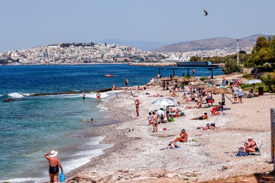 Στις παραλίες της Αττικής κόσμος που δεν έφυγε για το τριήμερο του Αγίου Πνεύματος - Δείτε βίντεο και φωτογραφίες