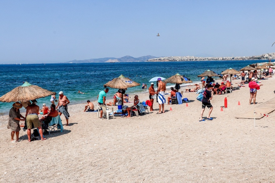 Στις παραλίες της Αττικής κόσμος που δεν έφυγε για το τριήμερο του Αγίου Πνεύματος - Δείτε βίντεο και φωτογραφίες