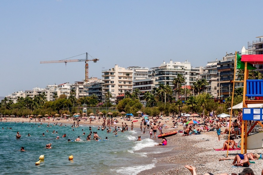 Στις παραλίες της Αττικής κόσμος που δεν έφυγε για το τριήμερο του Αγίου Πνεύματος - Δείτε βίντεο και φωτογραφίες