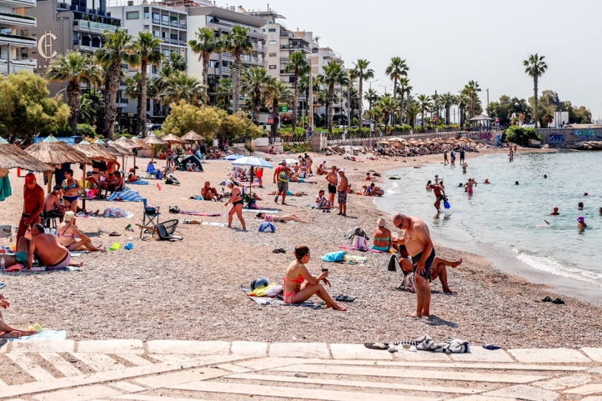 Στις παραλίες της Αττικής κόσμος που δεν έφυγε για το τριήμερο του Αγίου Πνεύματος - Δείτε βίντεο και φωτογραφίες