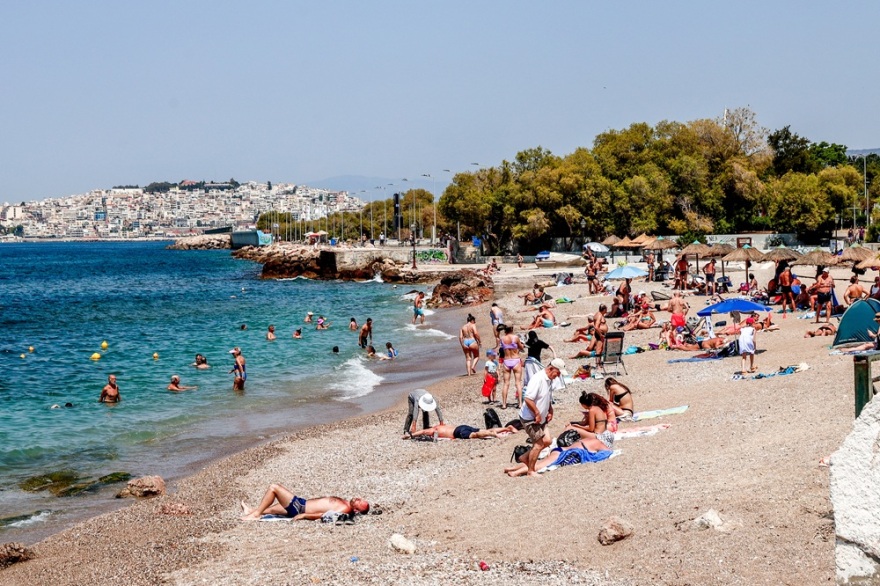 Στις παραλίες της Αττικής κόσμος που δεν έφυγε για το τριήμερο του Αγίου Πνεύματος - Δείτε βίντεο και φωτογραφίες