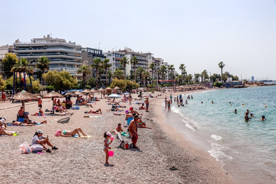 Στις παραλίες της Αττικής κόσμος που δεν έφυγε για το τριήμερο του Αγίου Πνεύματος - Δείτε βίντεο και φωτογραφίες