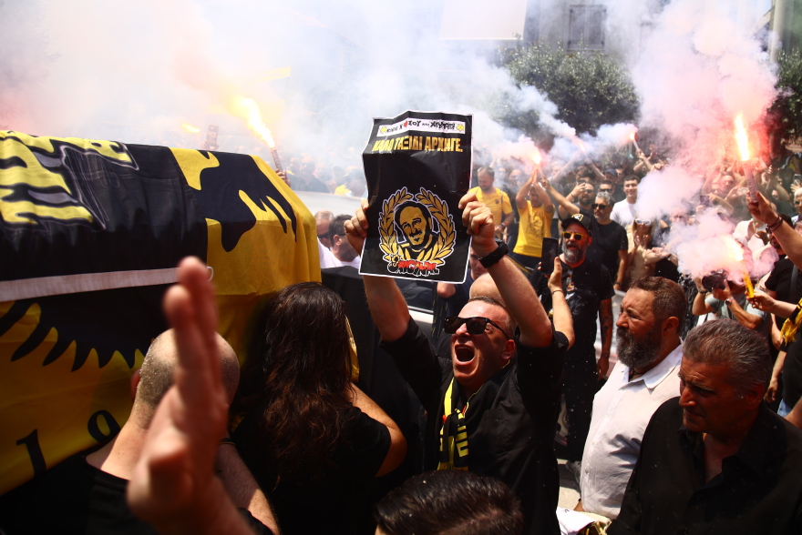 «Μήτσο γεια σου, ήρθαν τα παιδιά σου»: Το τελευταίο αντίο στον Δημήτρη Χατζηχρήστο - Συγκίνησε η γυναίκα του 
