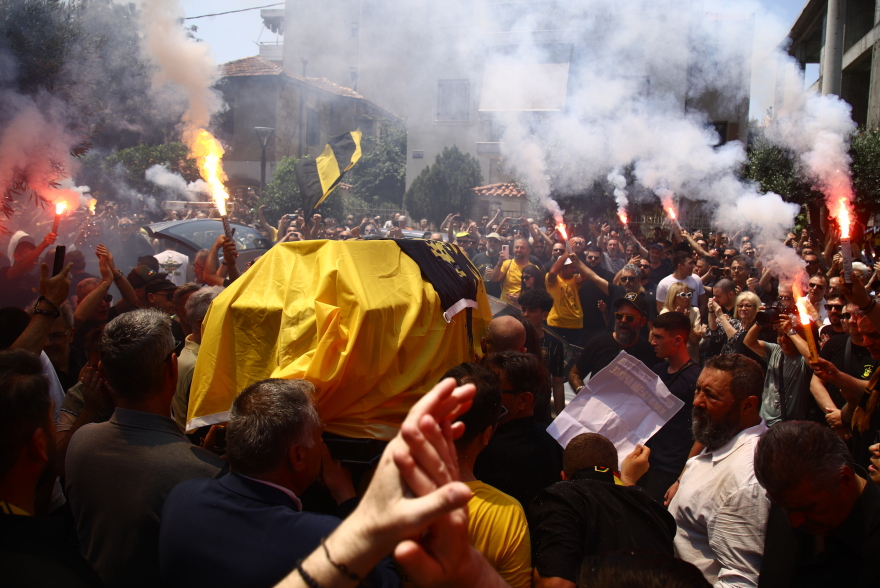 «Μήτσο γεια σου, ήρθαν τα παιδιά σου»: Το τελευταίο αντίο στον Δημήτρη Χατζηχρήστο - Συγκίνησε η γυναίκα του 
