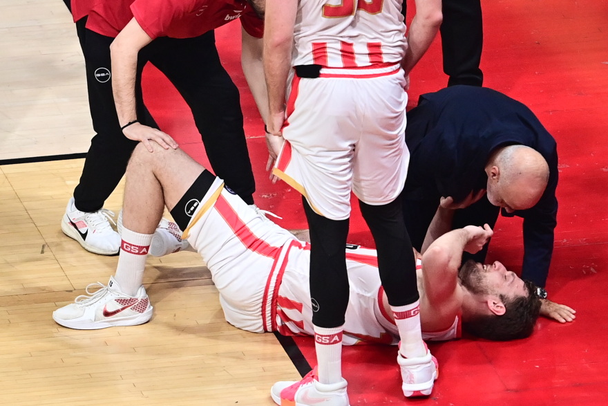 Ολυμπιακός - Παναθηναϊκός: Τραυματίστηκε στον αστράγαλο και αποχώρησε ο Βεζένκοβ, βλέπει το παιχνίδι από τον πάγκο 