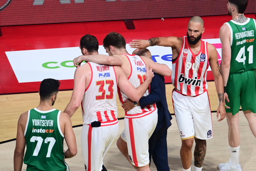 Ολυμπιακός - Παναθηναϊκός: Τραυματίστηκε στον αστράγαλο και αποχώρησε ο Βεζένκοβ, βλέπει το παιχνίδι από τον πάγκο 