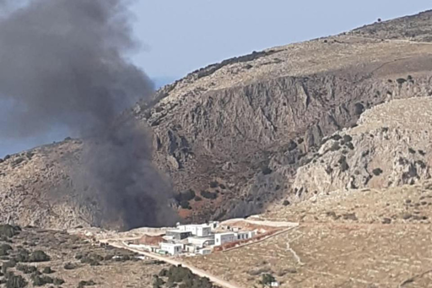 Φωτιά τώρα στην Ύδρα, καίει κοντά σε μοναστήρι - Δείτε βίντεο