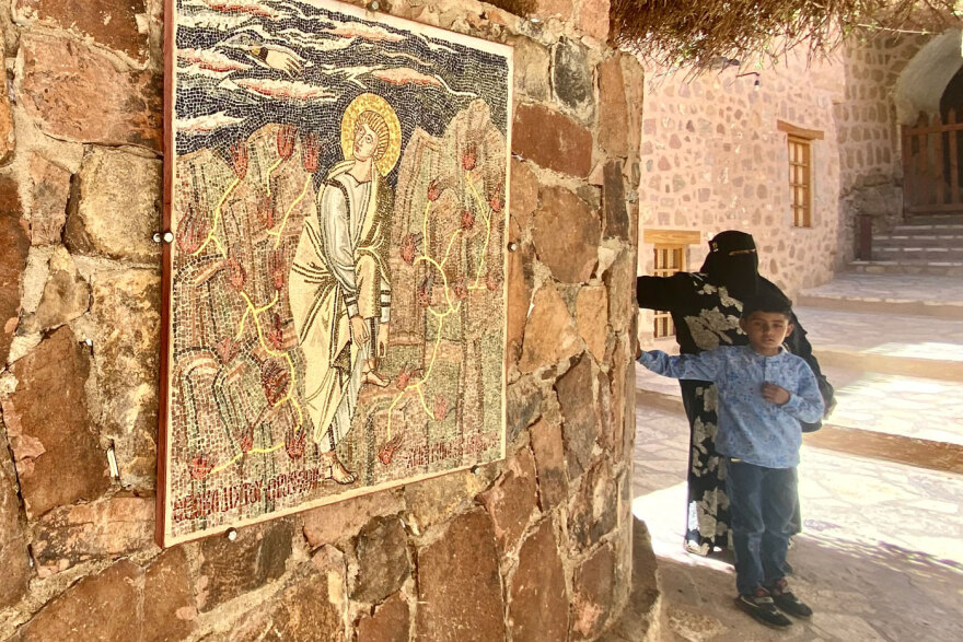 Το protothema.gr στη Μονή του Σινά που φυλάει η πίστη και απειλεί η εξουσία: Οι μοναχοί, οι Βεδουίνοι και το άγρυπνο μάτι της Αιγύπτου
