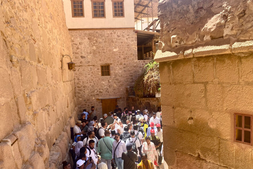 Το protothema.gr στη Μονή του Σινά που φυλάει η πίστη και απειλεί η εξουσία: Οι μοναχοί, οι Βεδουίνοι και το άγρυπνο μάτι της Αιγύπτου
