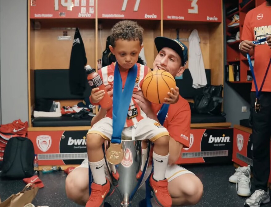 Ολυμπιακός: Η παρακάμερα των πανηγυρισμών για την κατάκτηση του τίτλου - Δείτε βίντεο