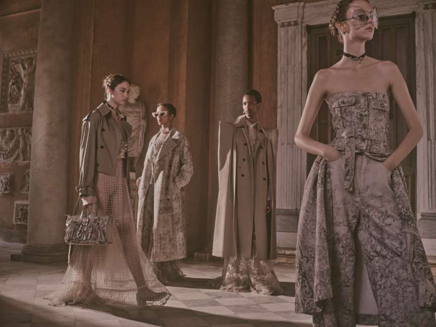 Η μεγάλη κυρία της μόδας Maria Grazia Chiuri «κρεμάει» τα ψαλίδια της