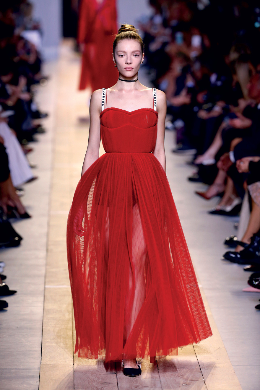 Η μεγάλη κυρία της μόδας Maria Grazia Chiuri «κρεμάει» τα ψαλίδια της