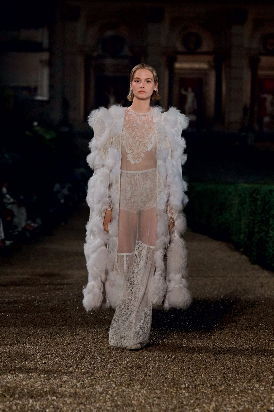 Η μεγάλη κυρία της μόδας Maria Grazia Chiuri «κρεμάει» τα ψαλίδια της