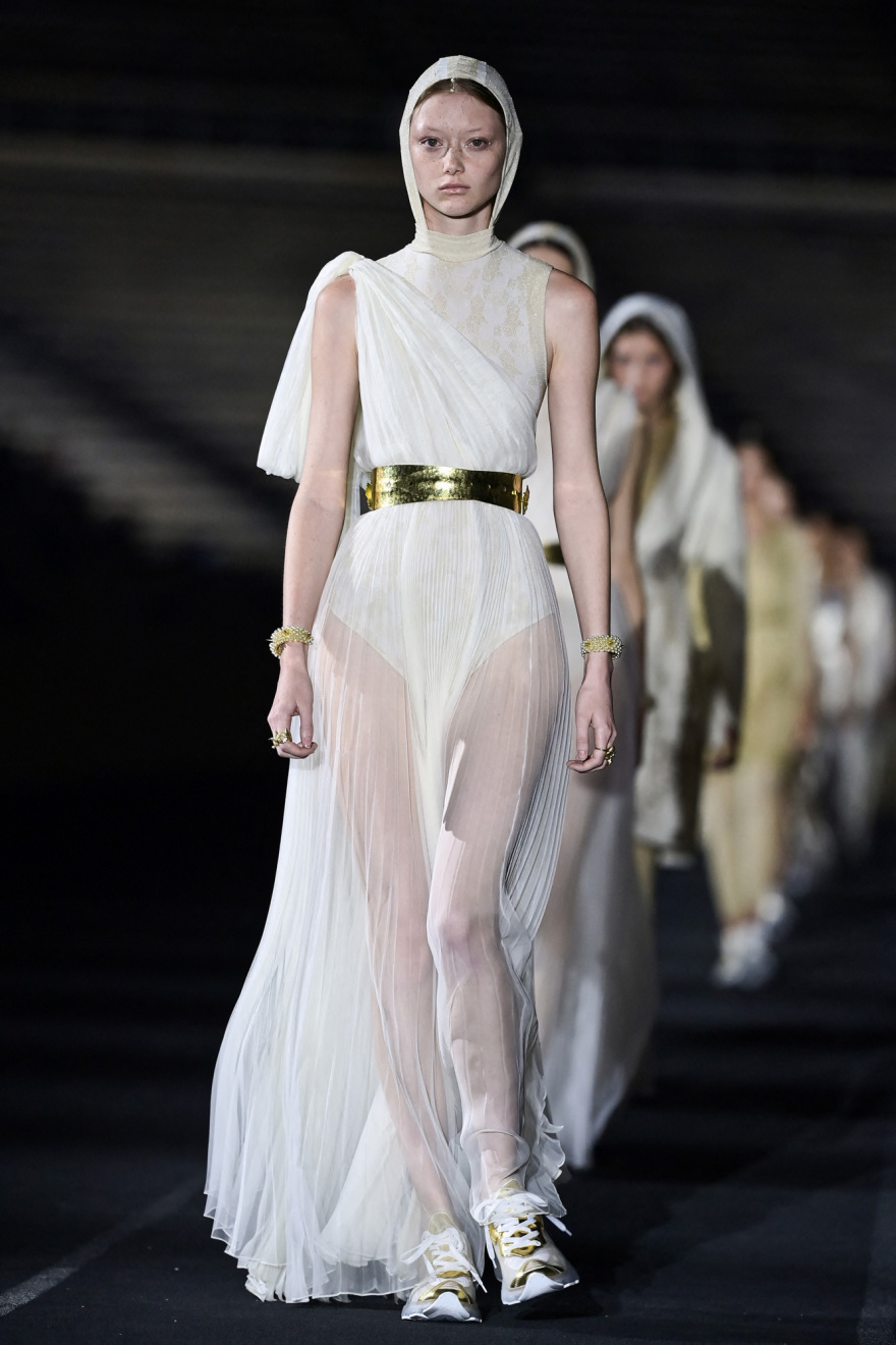 Η μεγάλη κυρία της μόδας Maria Grazia Chiuri «κρεμάει» τα ψαλίδια της