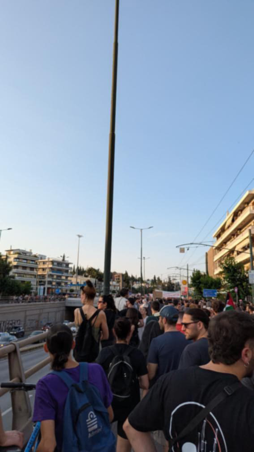 Η στιγμή που πέταξαν μολότοφ σε αστυνομικούς στο τέλος της πορείας για την Παλαιστίνη Η στιγμή που πέταξαν μολότοφ σε αστυνομικούς στο τέλος της πορείας για την Παλαιστίνη - Δίπλα υπήρχαν πολίτες