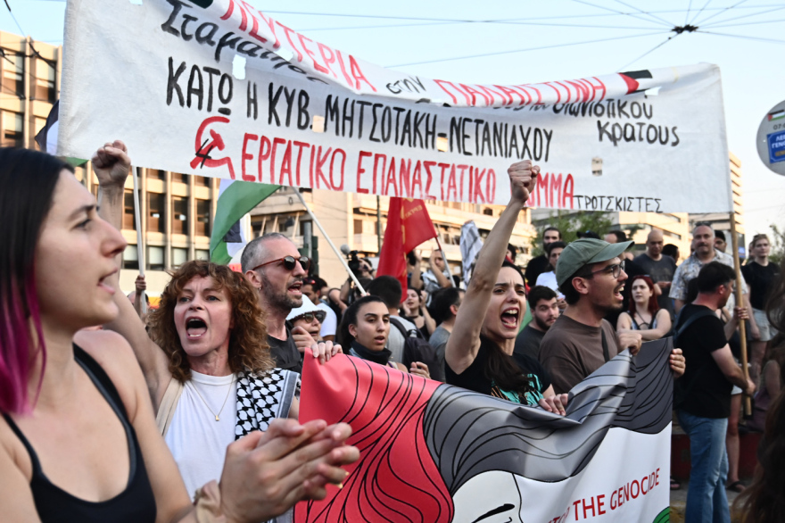 Η στιγμή που πέταξαν μολότοφ σε αστυνομικούς στο τέλος της πορείας για την Παλαιστίνη Η στιγμή που πέταξαν μολότοφ σε αστυνομικούς στο τέλος της πορείας για την Παλαιστίνη - Δίπλα υπήρχαν πολίτες